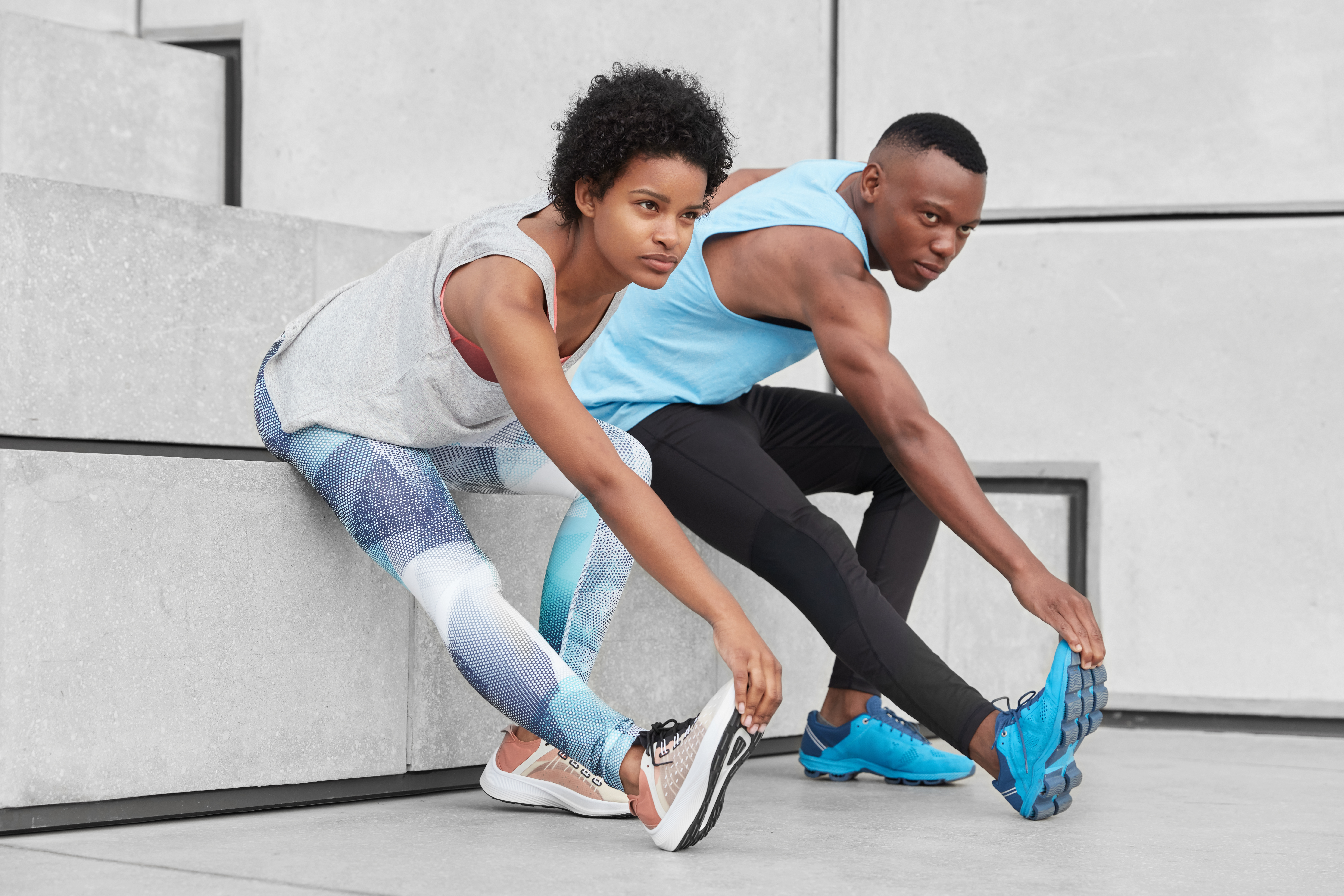 Mulher e homem se exercitando